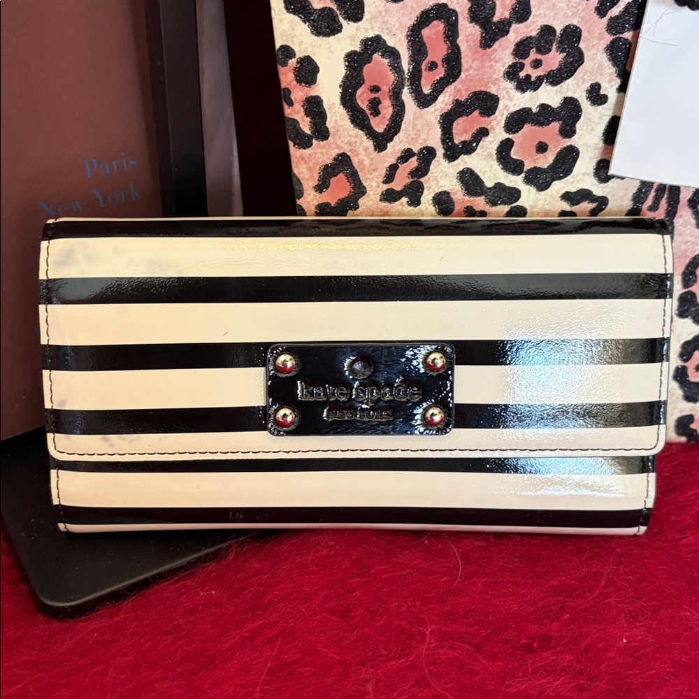 KATE SPADE SANDRA WELLESLEY BLACK & CREAM PATENT LEATHER STRIPED BI-FOLD WALLET